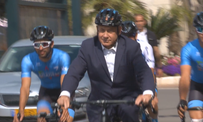 ענק: את נתניהו על אופניים כבר ראיתם?&bull; צפו