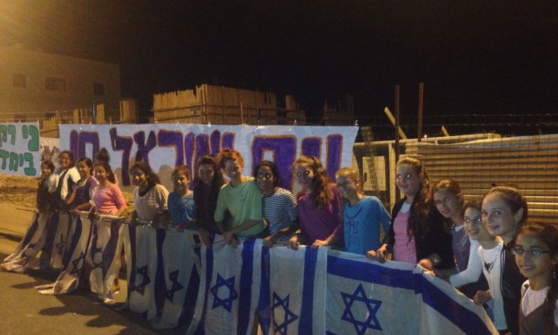 בישוב נריה קיבלו את בני משפחת הנקין בשרשרת אנושית