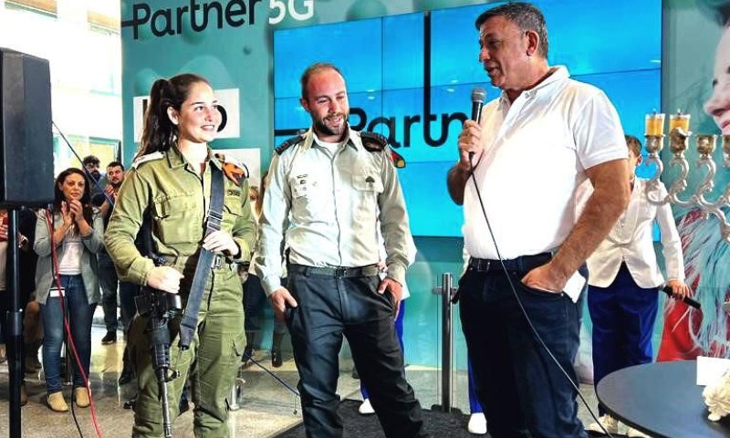 פרטנר מדליקה נרות עם הלוחמים שאימצה