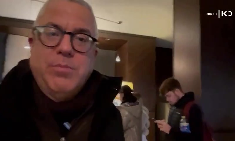 צפו: כתב כאן חדשות נאלץ להתפנות מהמלון בקייב