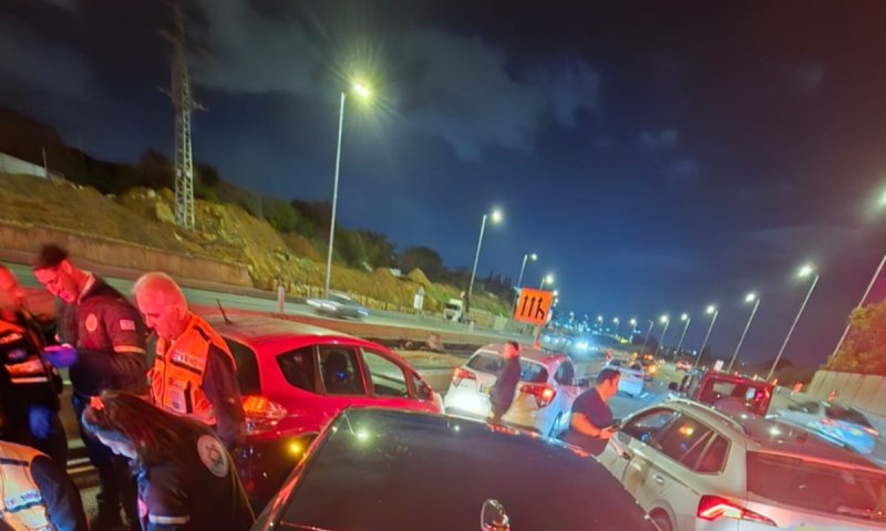 נהג איבד הכרה ופגע בכלי רכב בכביש 2, מצבו אנוש