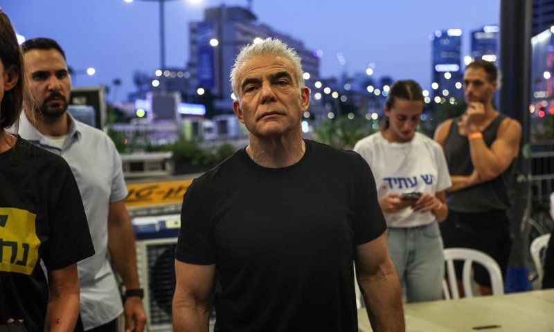 לפיד: לא נצליח לשחרר את כולם במבצעים, עסקה עכשיו