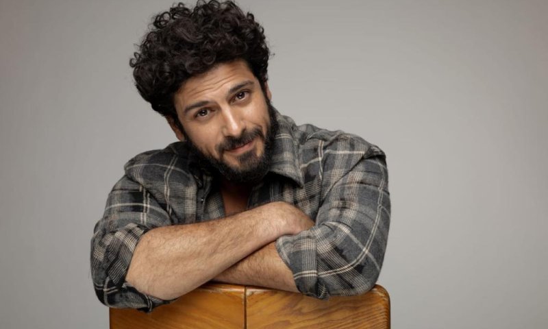 חיכה 15 שנה במגירה: אביב אלוש חושף את "אל נורא עלילה"