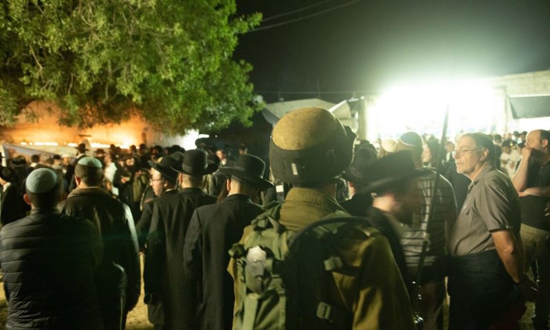 אלפים בהילולת יהושע בן נון בשומרון