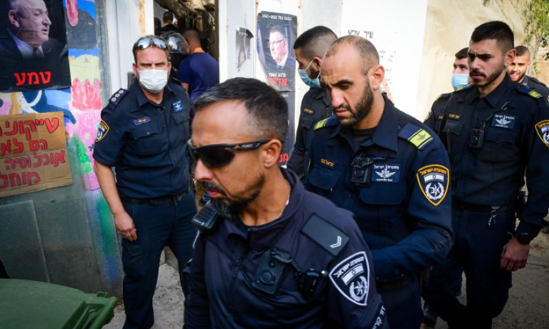 החל פינוי שכונת גבעת עמל; התושבים מתבצרים בבתיהם