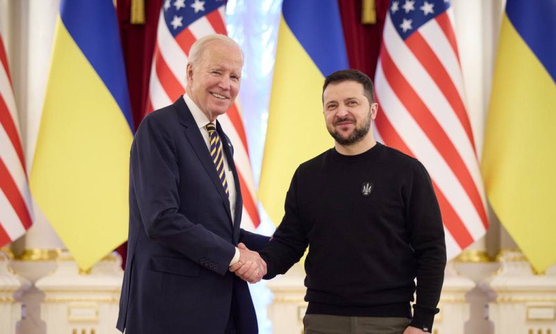 ביקור מפתיע: ביידן הגיע לקייב ונפגש עם זלנסקי