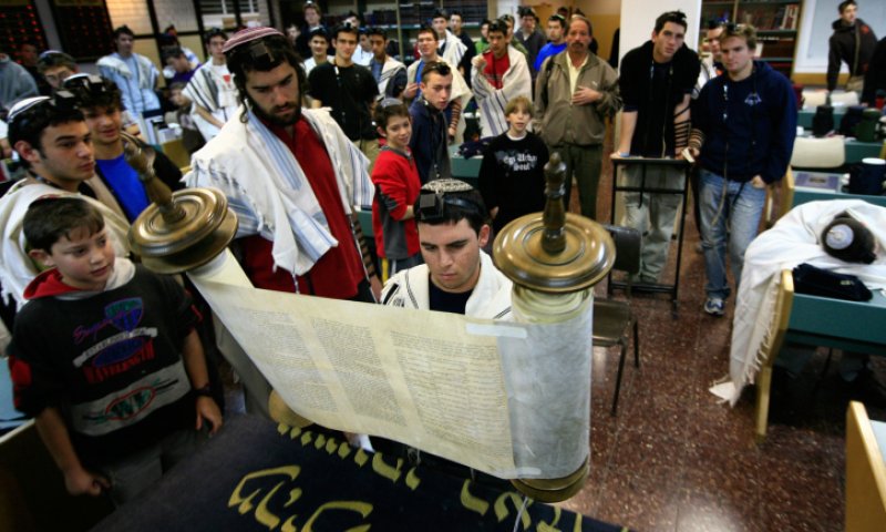 בין תורת הבית לתורת המחנך: המלכוד של התלמיד המסורתי