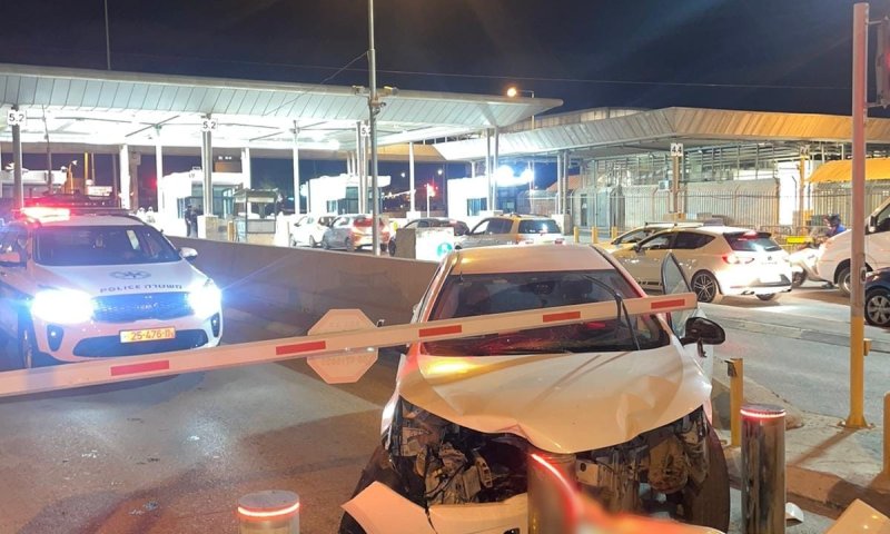 מחסום קלנדיה: גנב רכב, ניסה לפרוץ מחסום ונעצר