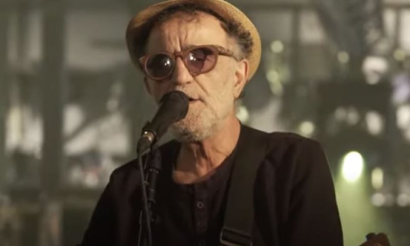 אפקט שולי רנד: צפו באהוד בנאי בשיר פועל במה 2020