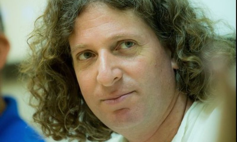 "חיים באר מנסה למנף גל עכור לתועלתו"