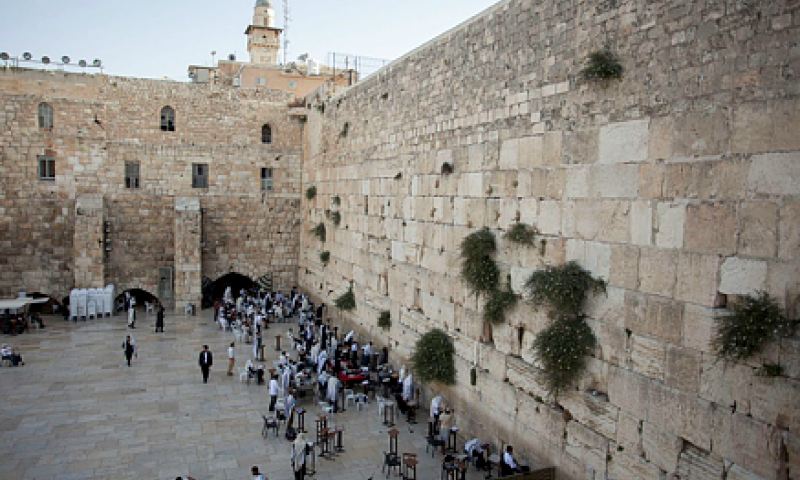 סערה בכותל: ניסו להבריח ספר תורה מתחת לחצאית