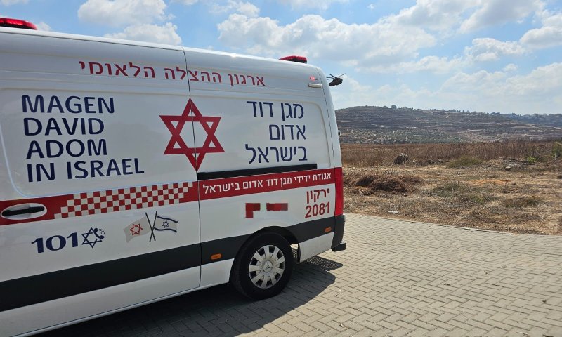 תאונת עבודה חריגה: פועל בן 19 נפגע ממערבל בטון, מצבו קשה