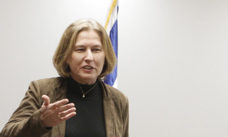 לבני לועגת: "בואו ונצא למסע פרסום בעולם בעקבות בנט"