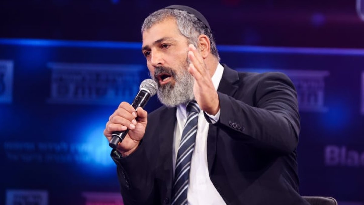 צבי יחזקאלי מטיל פצצה: 