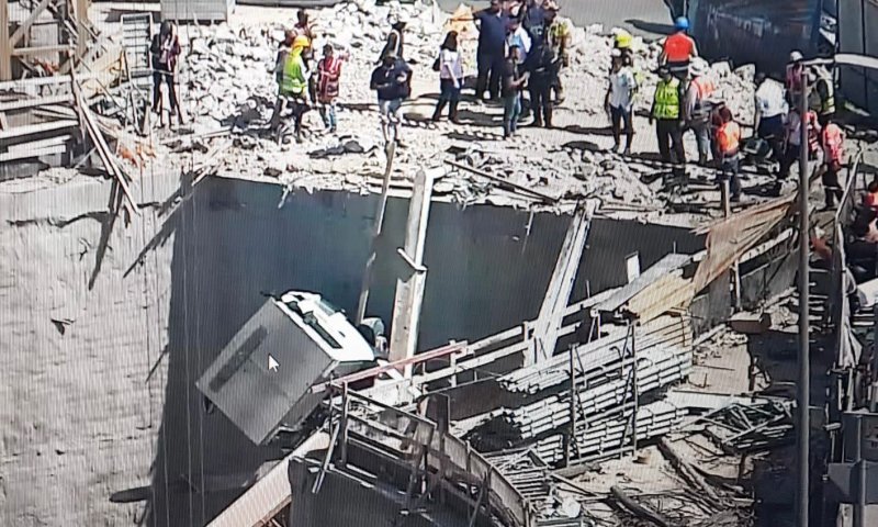 משאית קרסה לתוך בור באתר בניה, פצוע קל במקום
