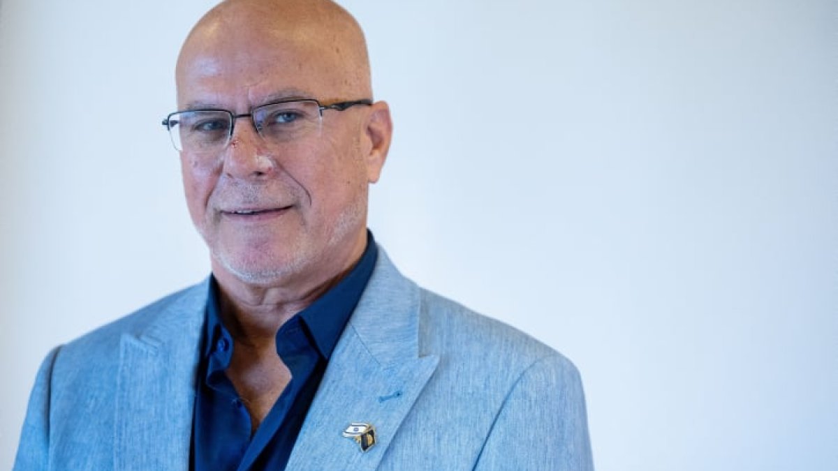 צביקה פוגל חוזר בו: 