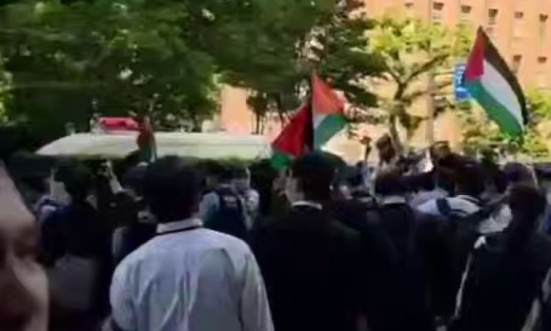 צפו: מפגינים פרו-פלסטינים ניסו להתפרץ למסיבת עיתונאים של סער