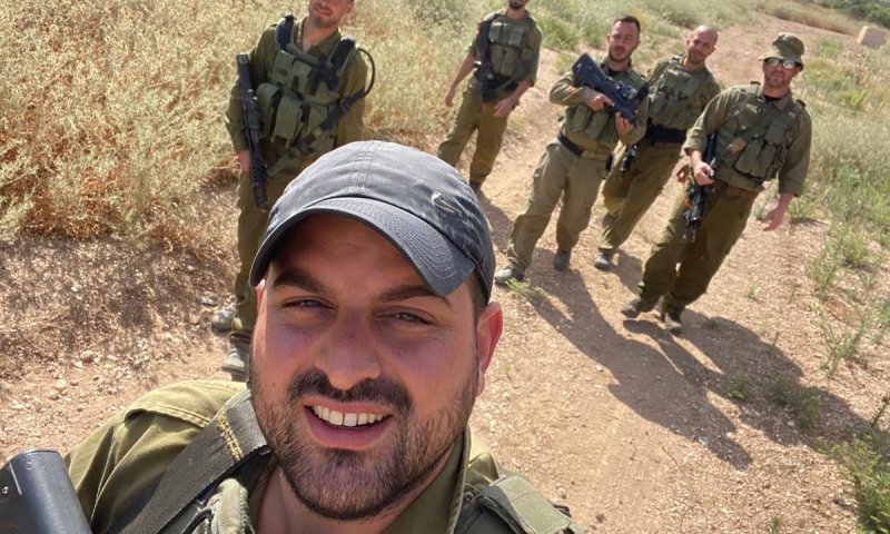 צפו: עקיבא מופיע גם כשהוא במילואים