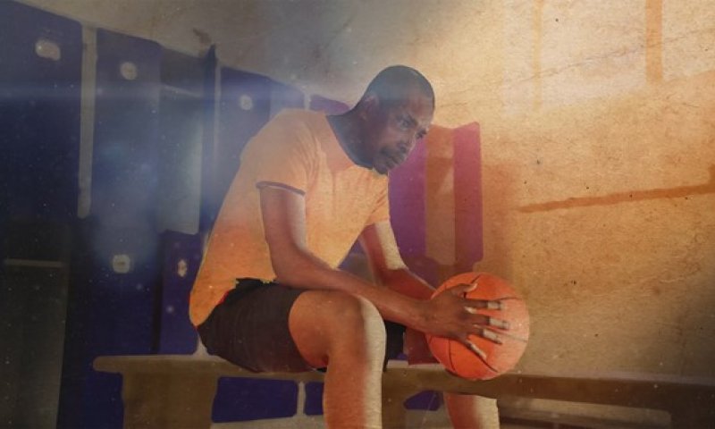 מה הסיבה שאגדת הכדורסל אולסי פרי במסע בישראל?