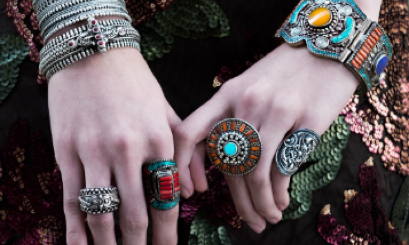 תכשיטי 'אבנים' בכסף ובזהב &ndash; לענוד את הדמיון