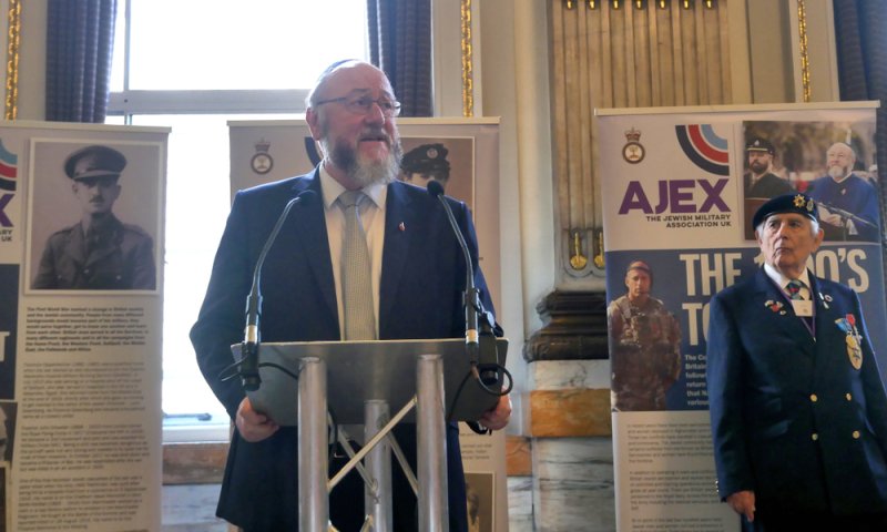 כבוד: הרב הראשי של בריטניה זכה לתואר אבירות