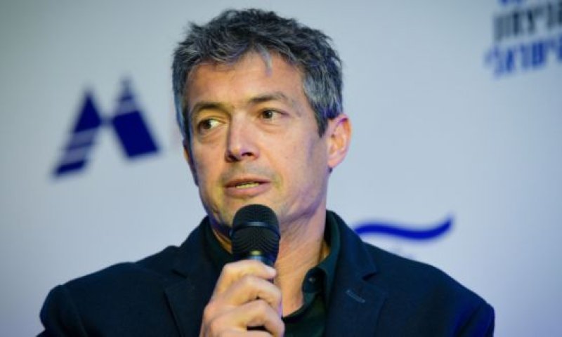 מפתיע: זה הזמר שיגלם את יועז הנדל ב"ארץ נהדרת"