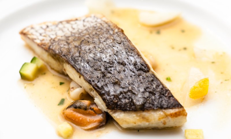 תשעת הימים: מתכון לדגים חריפים עם חומוס ופלפלים