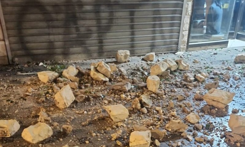 חיפה: מרפסת קרסה לרחוב; בנס אין נפגעים