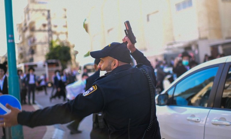 הפגנת החרדים בבני ברק: שוטר חש מאוים וירה באוויר