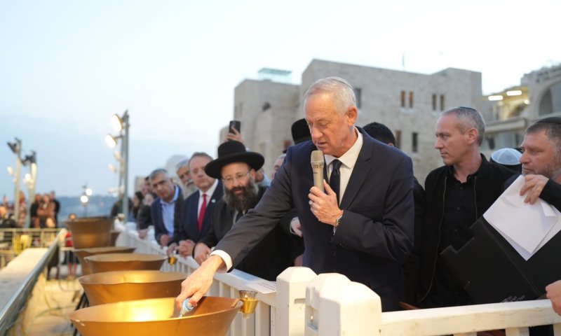 צפו: גנץ הותקף בסיום טקס הדלקת נרות בכותל