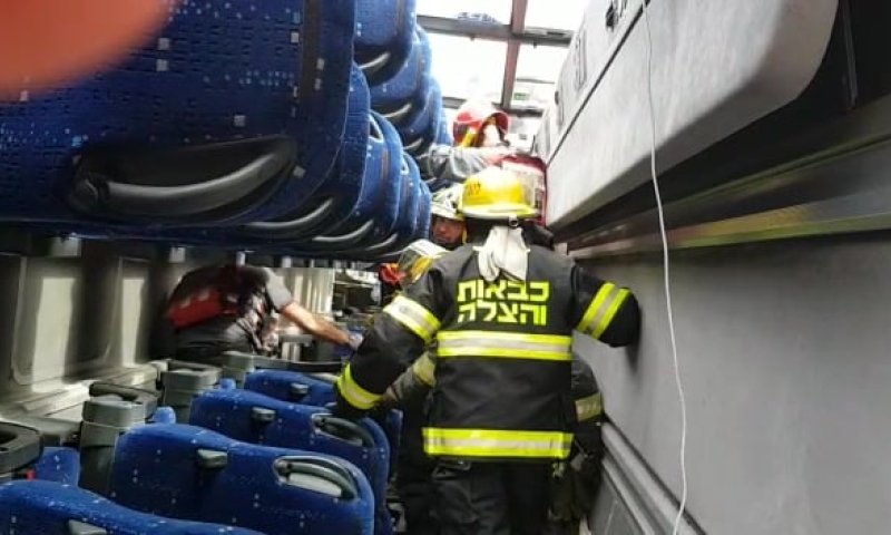 צפו: תיעוד פעולות החילוץ בתוך האוטובוס שהתהפך