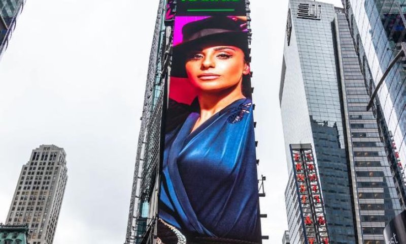 נרקיס מככבת בטיימס סקוור בניו יורק