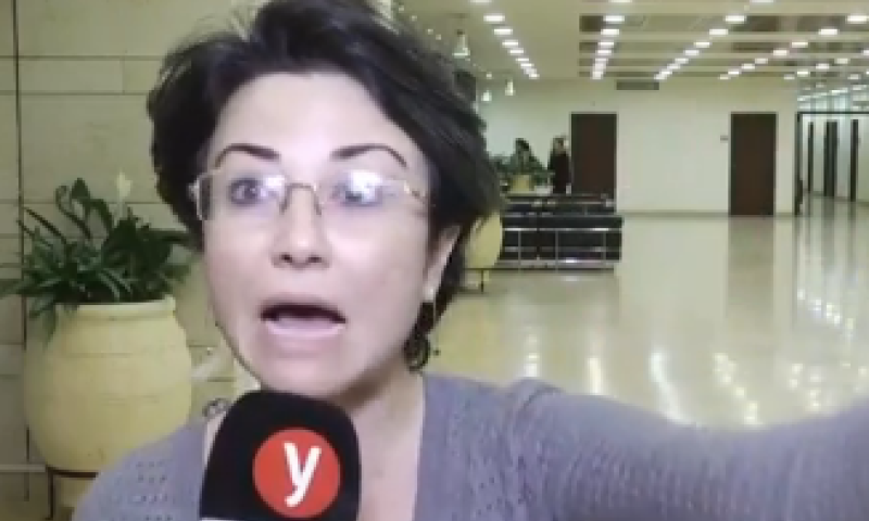 צפו: חזן הקניט; זועבי תקפה את הצלם ופוצצה את הראיון