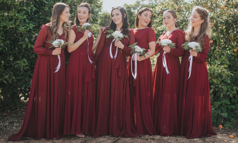 27 שמלות: איך הפכו שמלות השושבינה התואמות לפריט חובה בכל חתונה