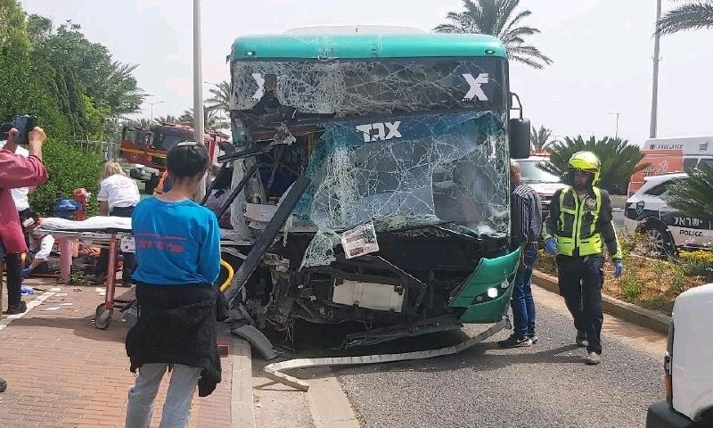 חיפה: אוטובוס התנגש בחומה; לפחות 12 פצועים