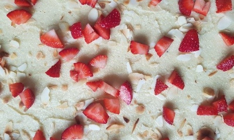 מיוחד לשבת: עוגת שמרים שקדים ותותים חלומית