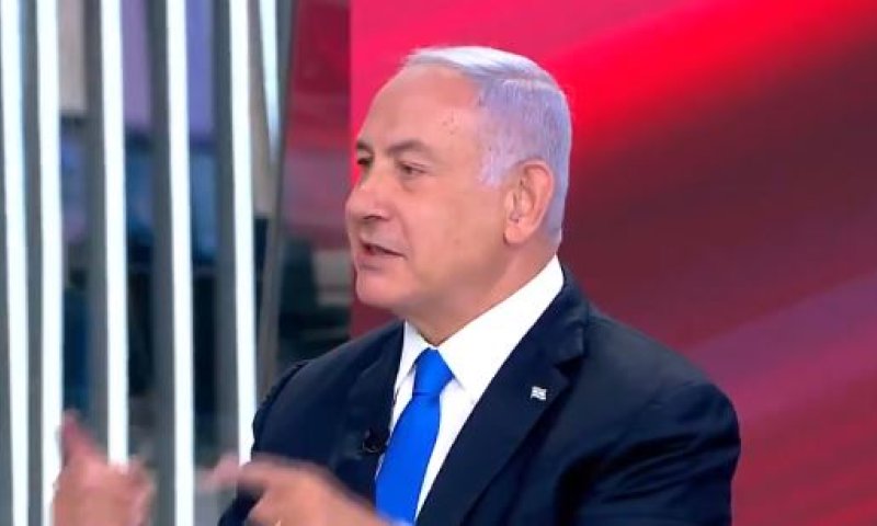 שוב: נתניהו שר באמצע ראיון; סגל: "זה מזלזל". צפו