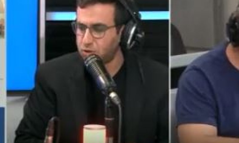 צפו: עקיבא נוביק בשיר קורע על העברת התקציב