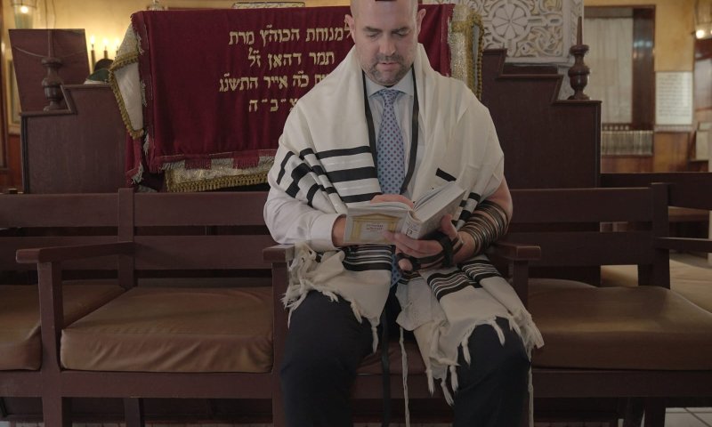 מרגש: אמיר אוחנה בבית הכנסת של אביו במרוקו