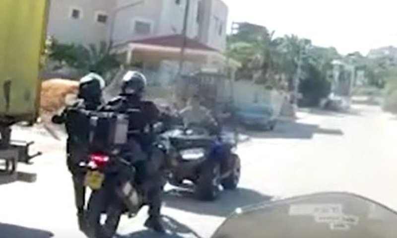 השוטרים לא האמינו מי נוהג על הטרקטורון. צפו