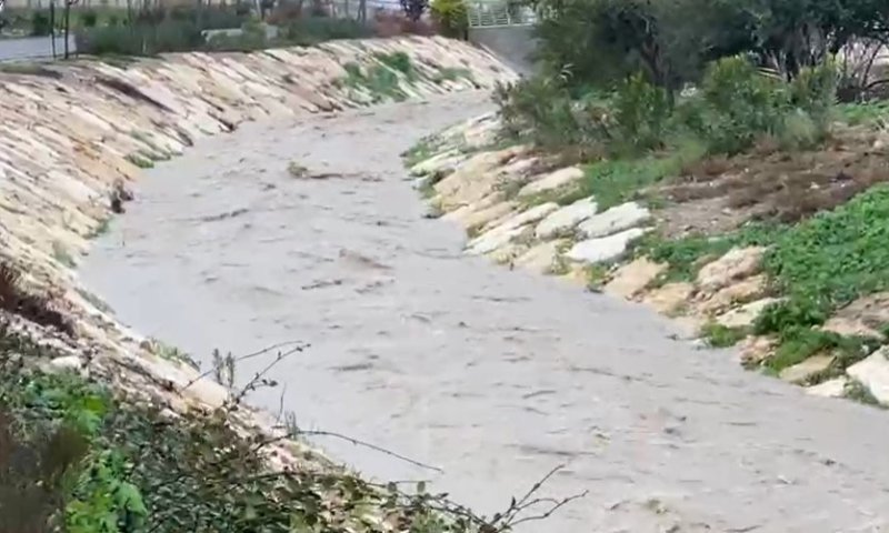 סופת ברברה: צפו בנחל שזורם בלב היישוב