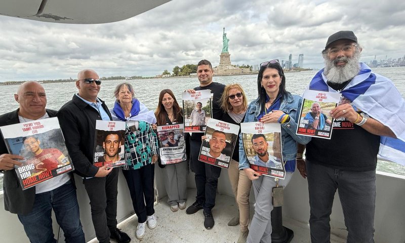 משט משפחות החטופים: "קוראים לחירות אל מול פסל החירות"