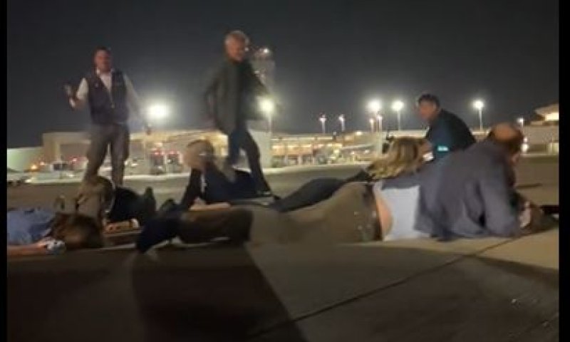 צפו: פמליית הקנצלר שולץ נשכבת על הרצפה בנתב"ג