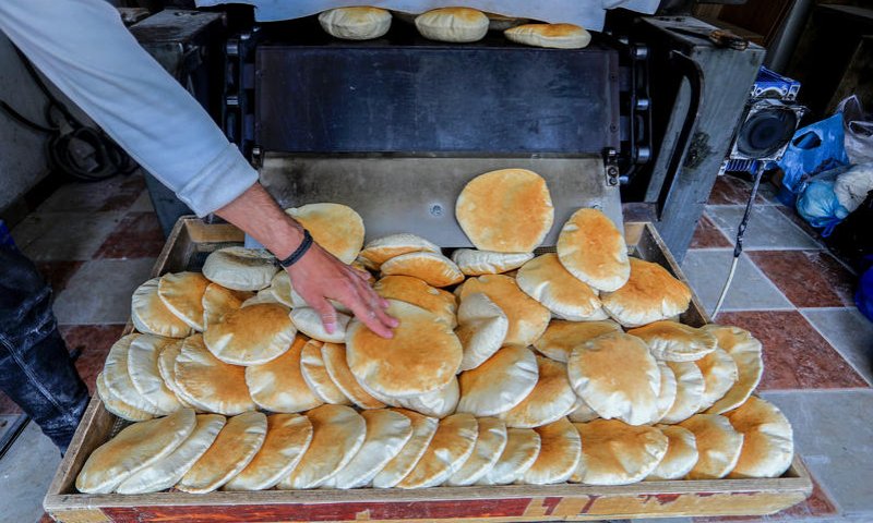 העיתונאי קנה "פיתות לחג" ועורר סערה