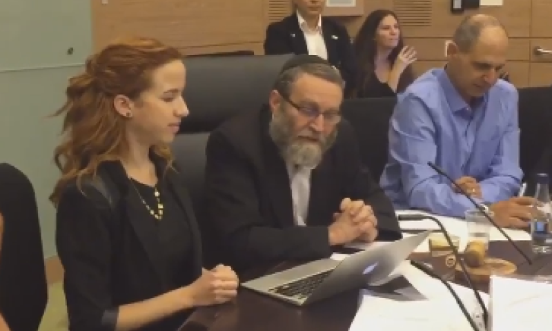 מילים: סתיו שפיר; מקריא: משה גפני &bull; צפו