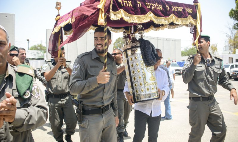 בתוך השלושים: הכנסת ספר התורה לבסיס של הדס מלכא הי"ד