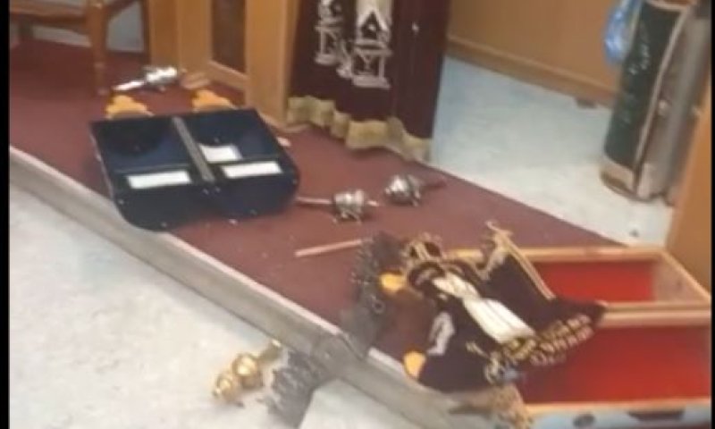 מזעזע: בית הכנסת נבזז ספרי התורה הושלכו לרצפה