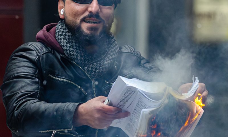 נרצח בירי: הפליט העיראקי שהצית ספרי קוראן כמחאה נמצא בדירתו