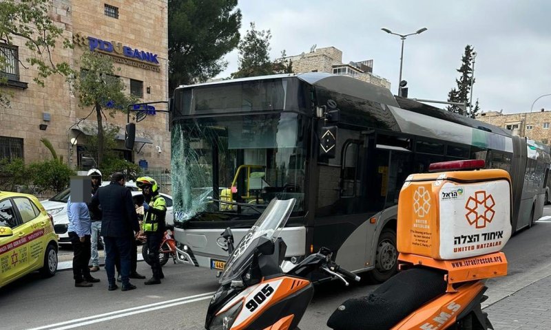 ירושלים: גבר כבן 43 נפצע בינוני מפגיעת אוטובוס