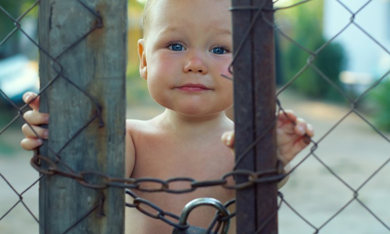 צפו: התינוק הבורח שקורע את הרשת